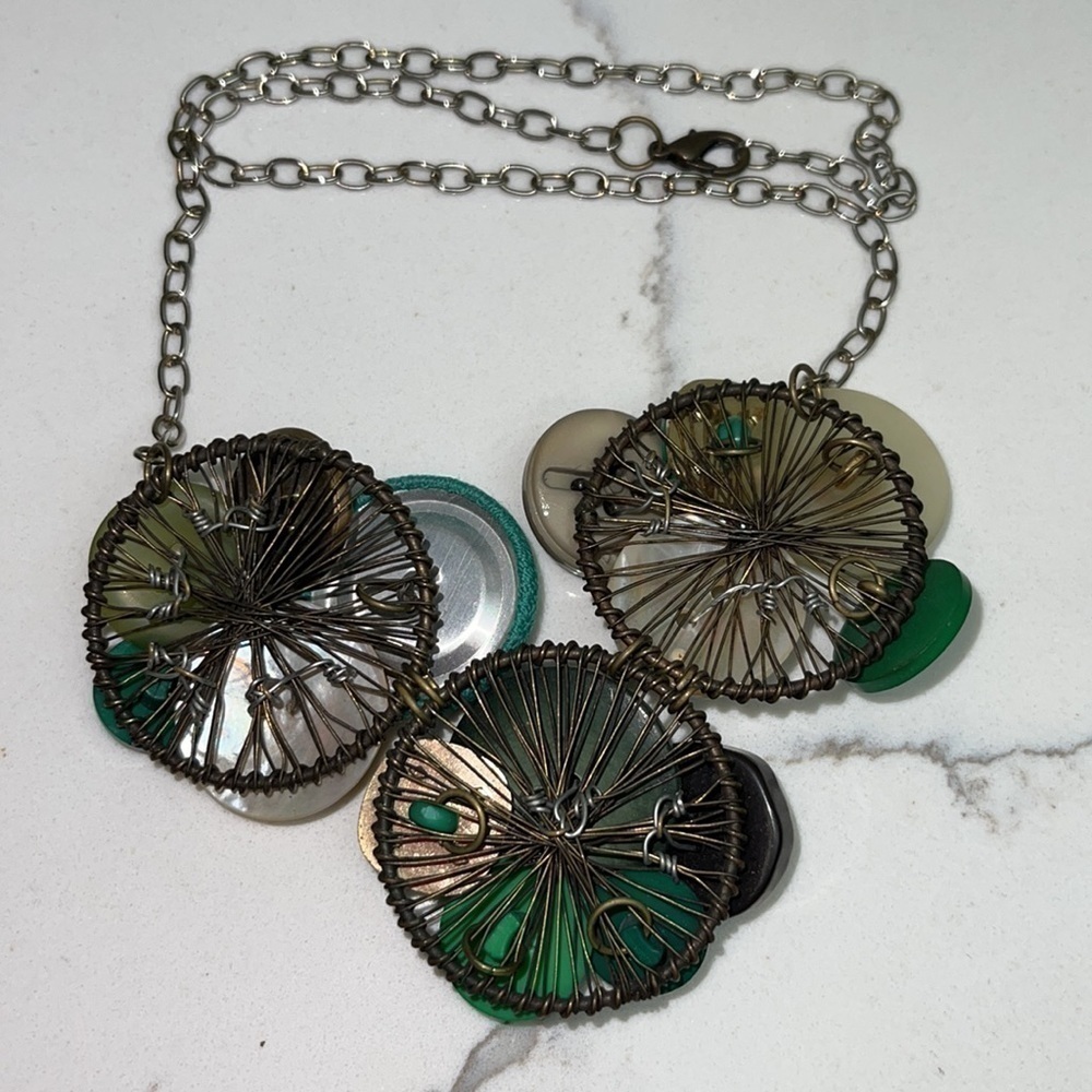 𝅺Cluster Button Necklace - Picture 4 of 4